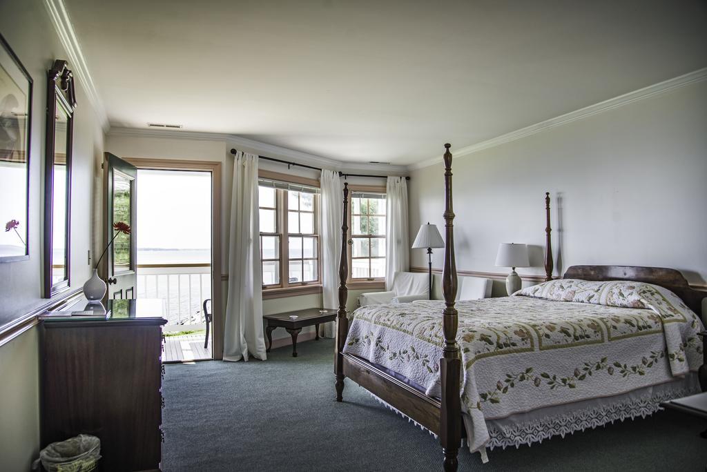Wades Point Inn On The Bay McDaniel Room photo